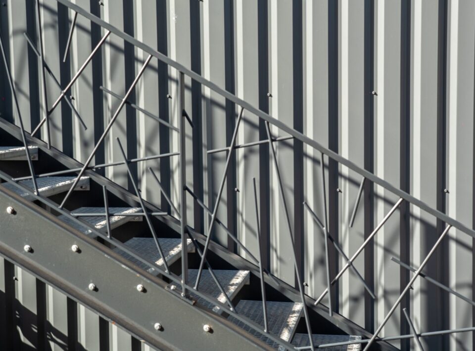 Escalier extérieur en acier avec marche anti-dérapante