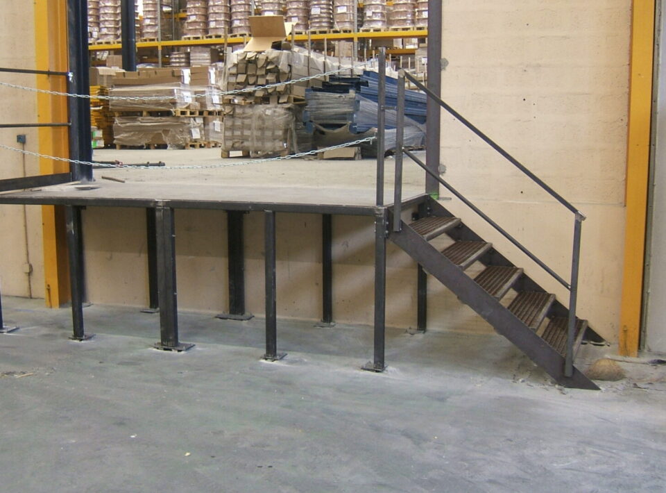 plateforme d'accès avec escalier en industrie
