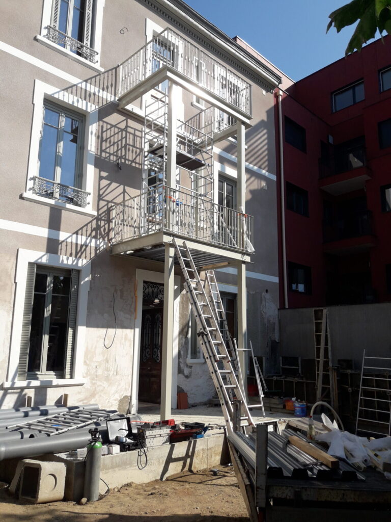 Bacon et escalier extérieur d'immeuble