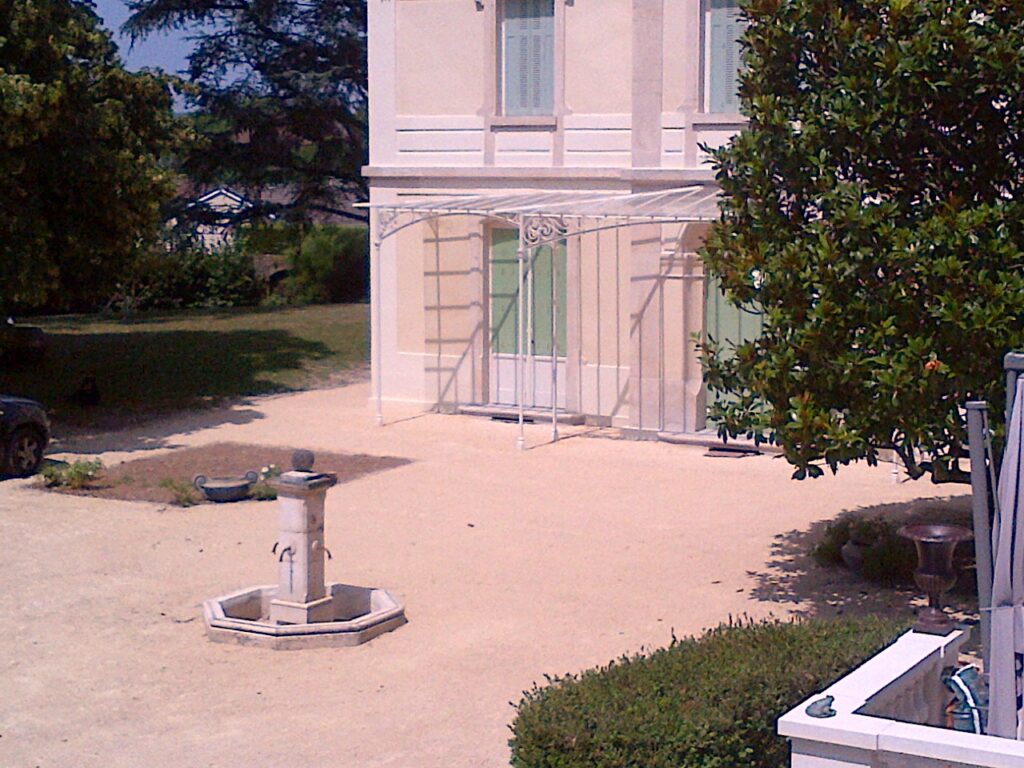 Marquise blanche au dessus d'une porte fenêtre