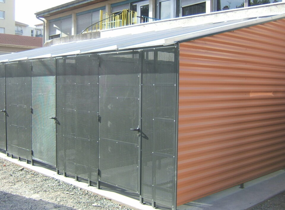 Agrandissement pour rangement extérieur dans une école