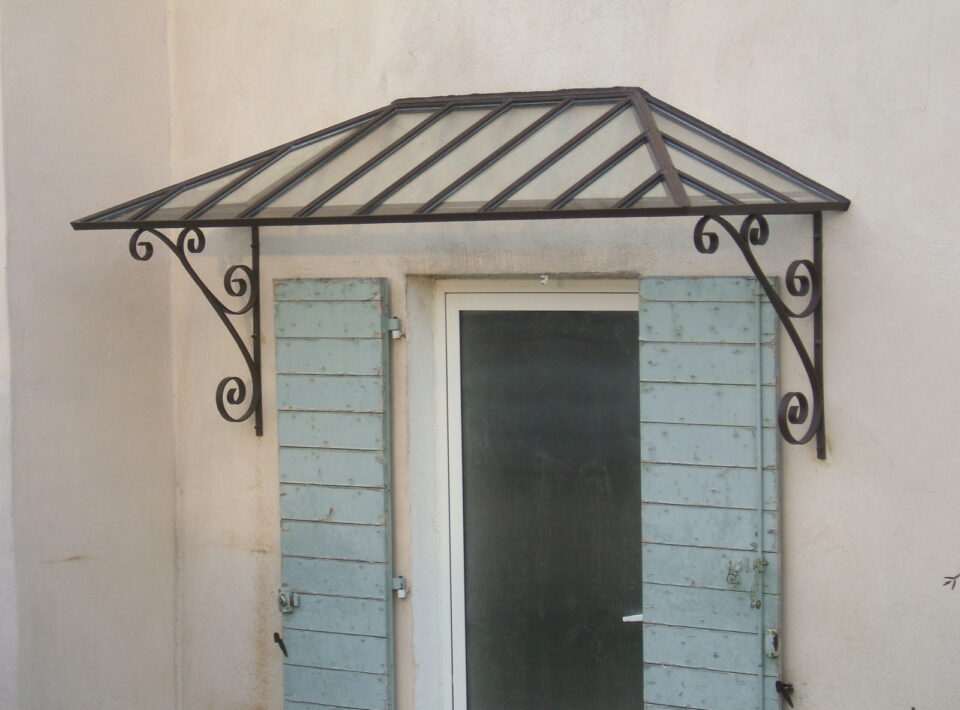 Marquise en acier et en verre