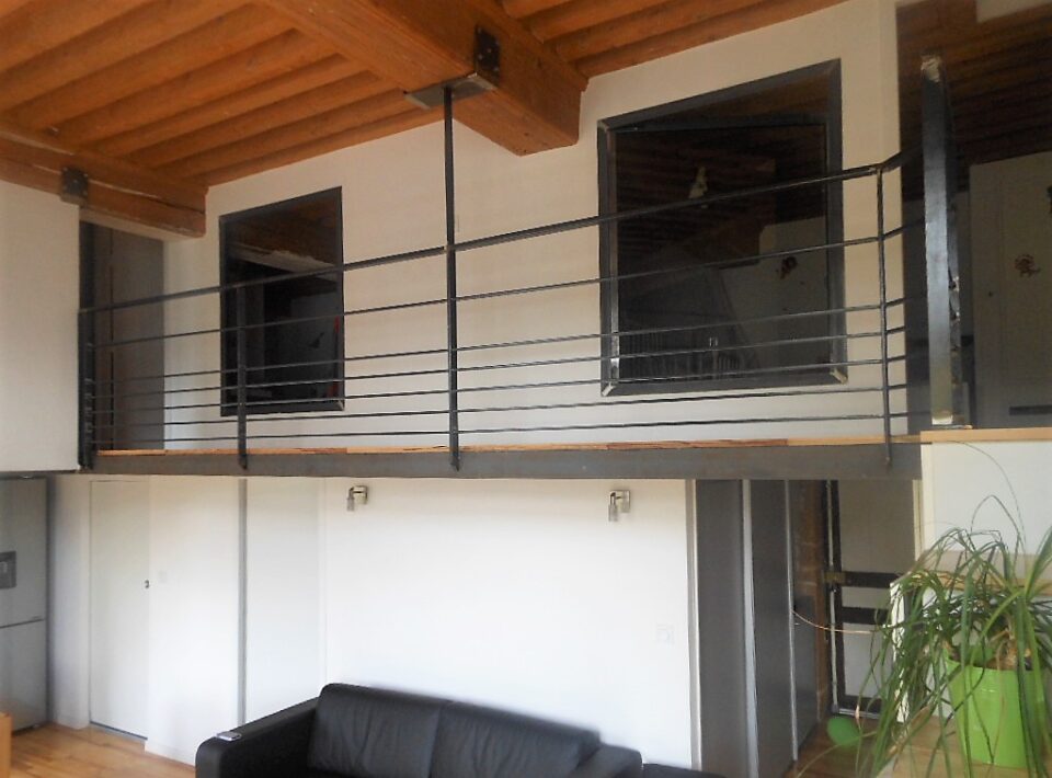 Mezzanine suspendue de bureau